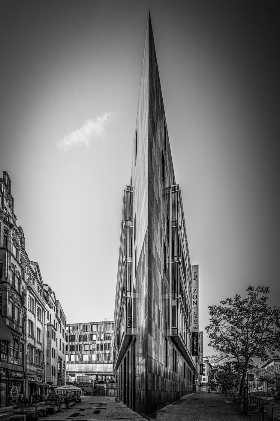 Hoekgebouw met strakke lijnen