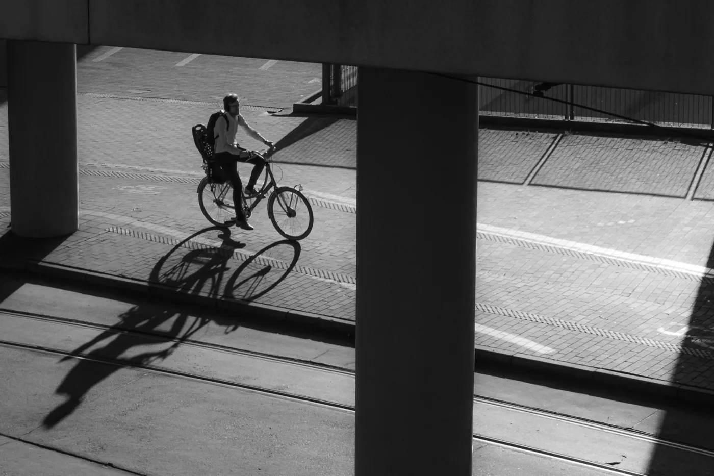 Fietser met lange schaduw, van bovenaf gefotografeerd