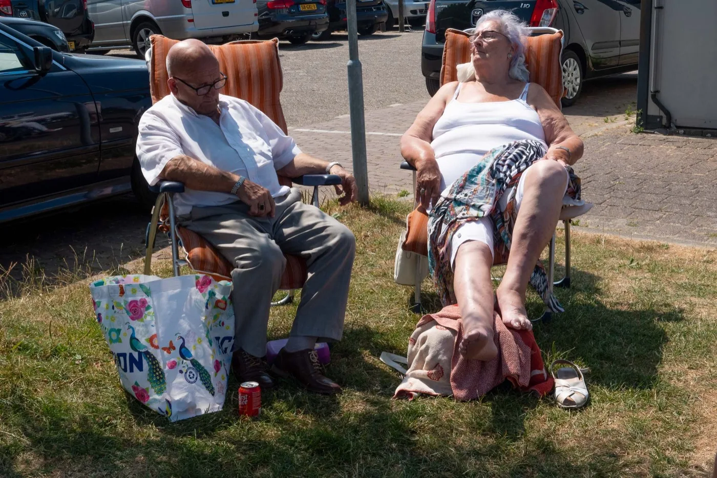 Ouder koppel in vouwstoelen in de zon