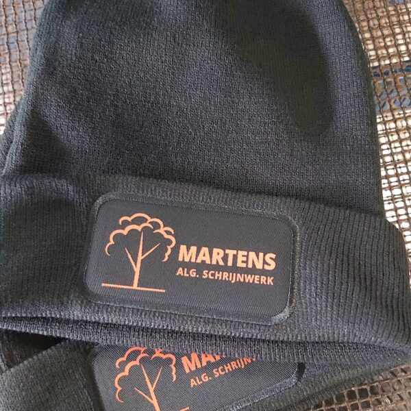 Geborduurde muts met logo